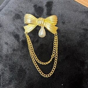 Vintage Bow brooch with  pearl